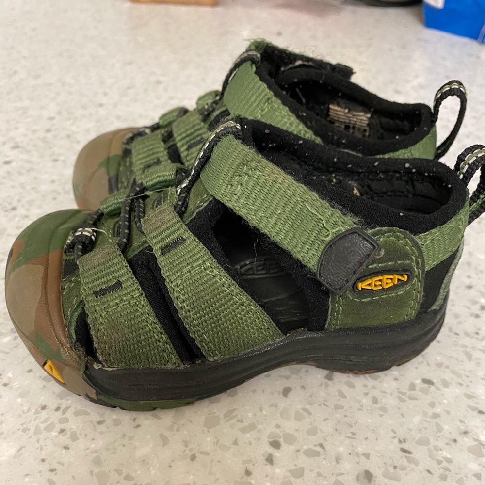 Toddler Keen shoes size 5